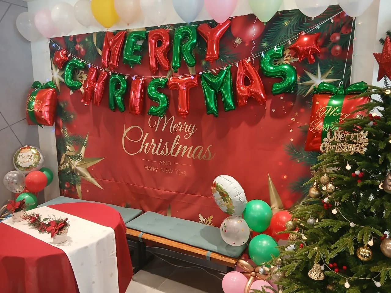 MERRY CHRISTMAS 풍선과 성탄 장식으로 꾸민 교회